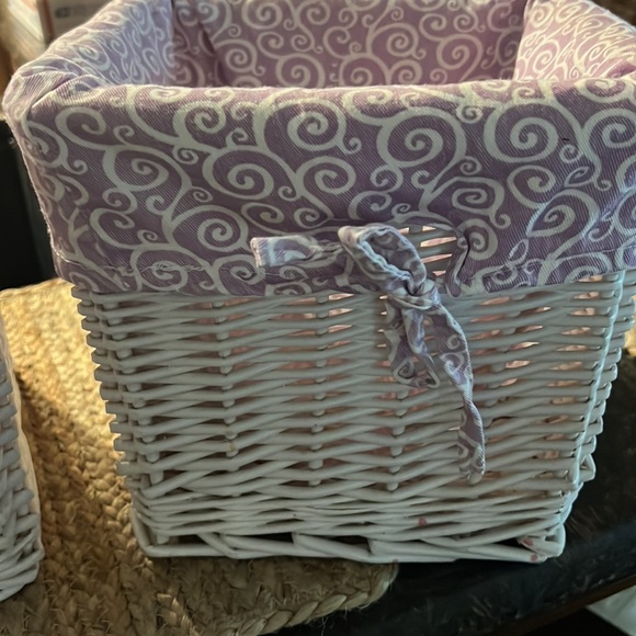 Three white baskets with liners - Picture 4 of 7